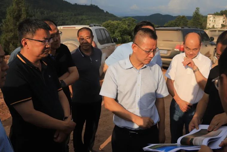 四川省交通運輸廳黨組成員、總工程師王茂奎到鎮(zhèn)廣高速王通段A1合同段調(diào)研