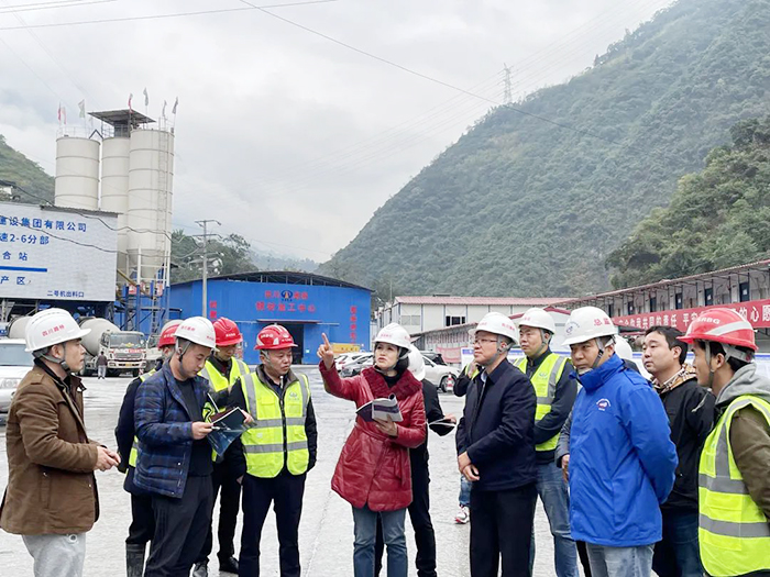 四川省交通宣傳中心主任、中國(guó)交通報(bào)駐四川記者站站長(zhǎng)吳丹到大峽谷隧道調(diào)研