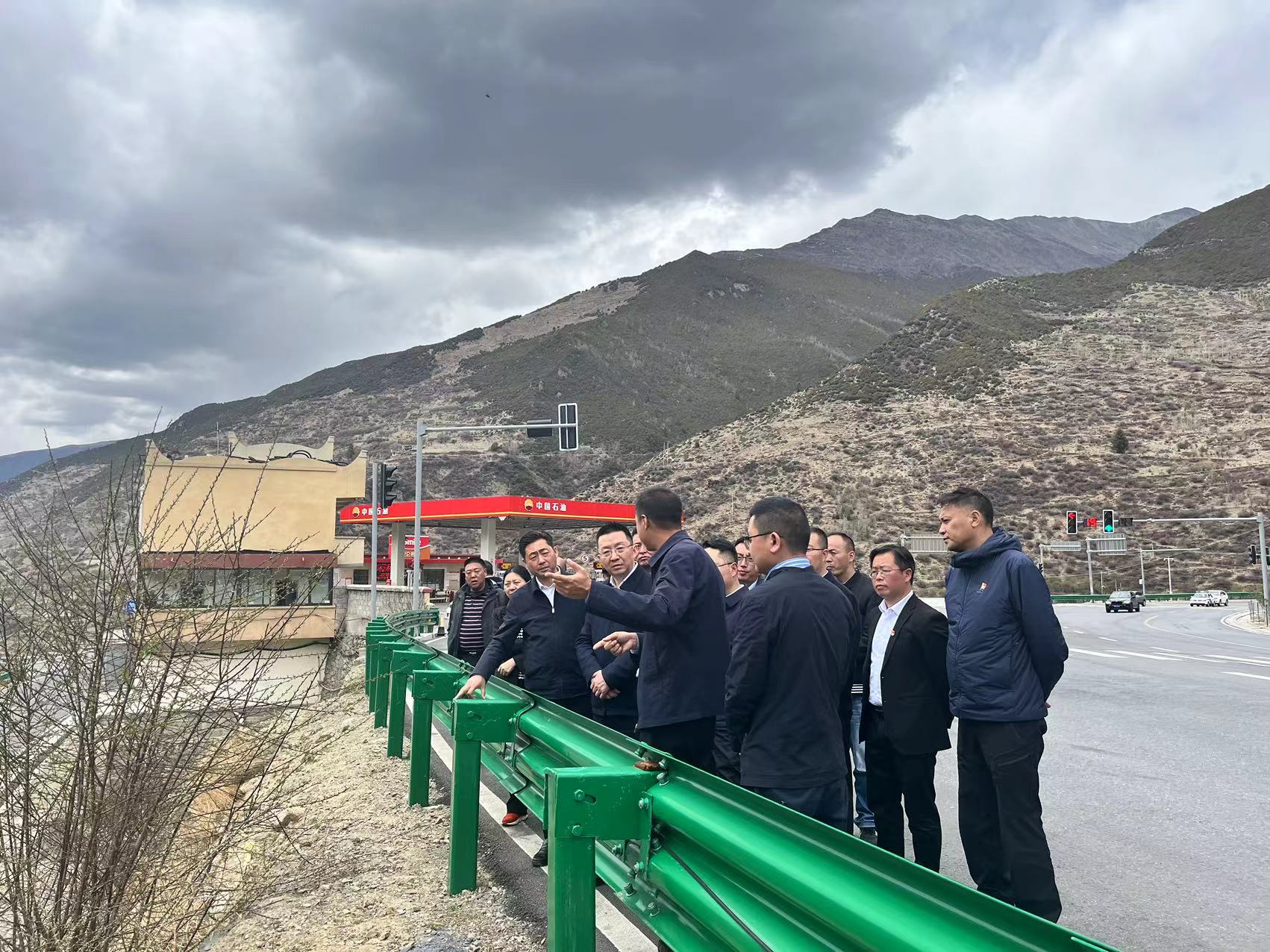 阿壩州委常委、州紀(jì)委書記、監(jiān)委主任袁震到都四山地軌道交通項(xiàng)目DSZH標(biāo)檢查指導(dǎo)工作