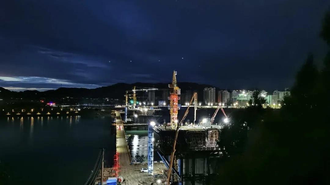 南部嘉陵江三橋主橋1#墩最后一個41米超寬超大角度斜腹板0#塊成功完成澆筑！