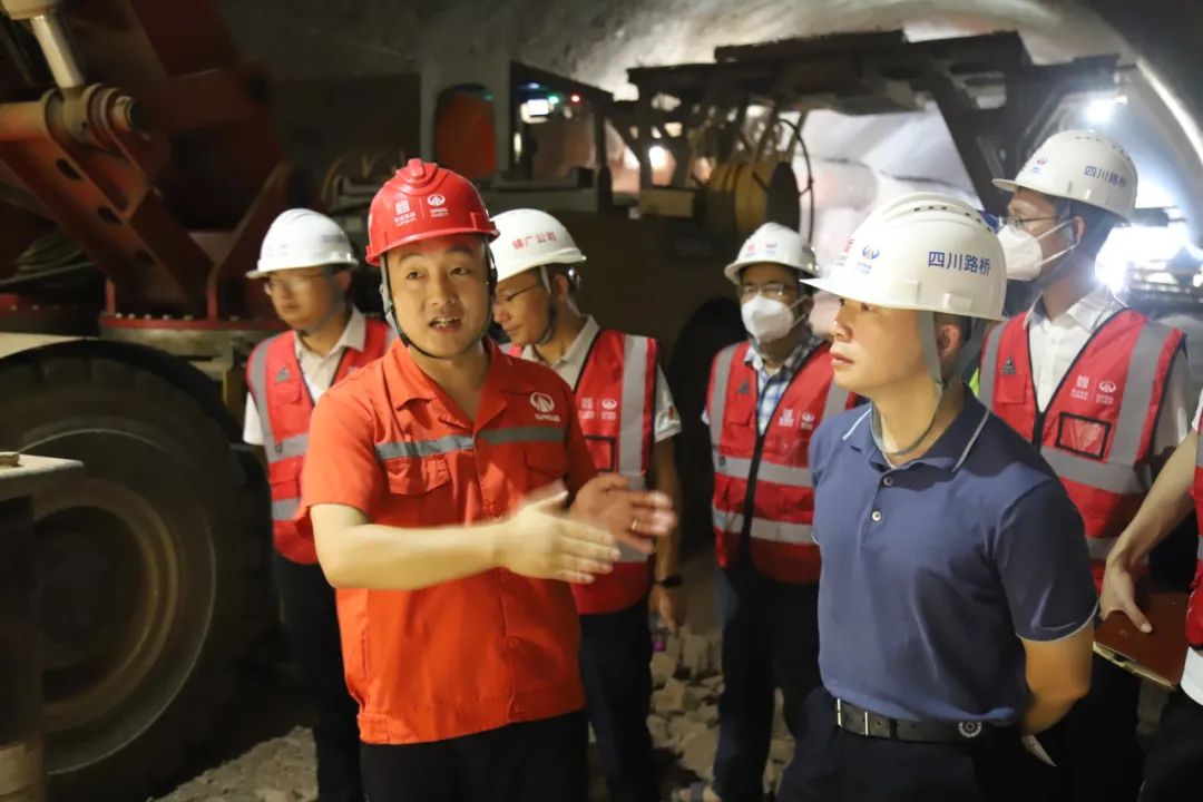 蜀道集團建設(shè)管理部副部長武洲到鎮(zhèn)廣高速B4、B5項目檢查指導(dǎo)工作