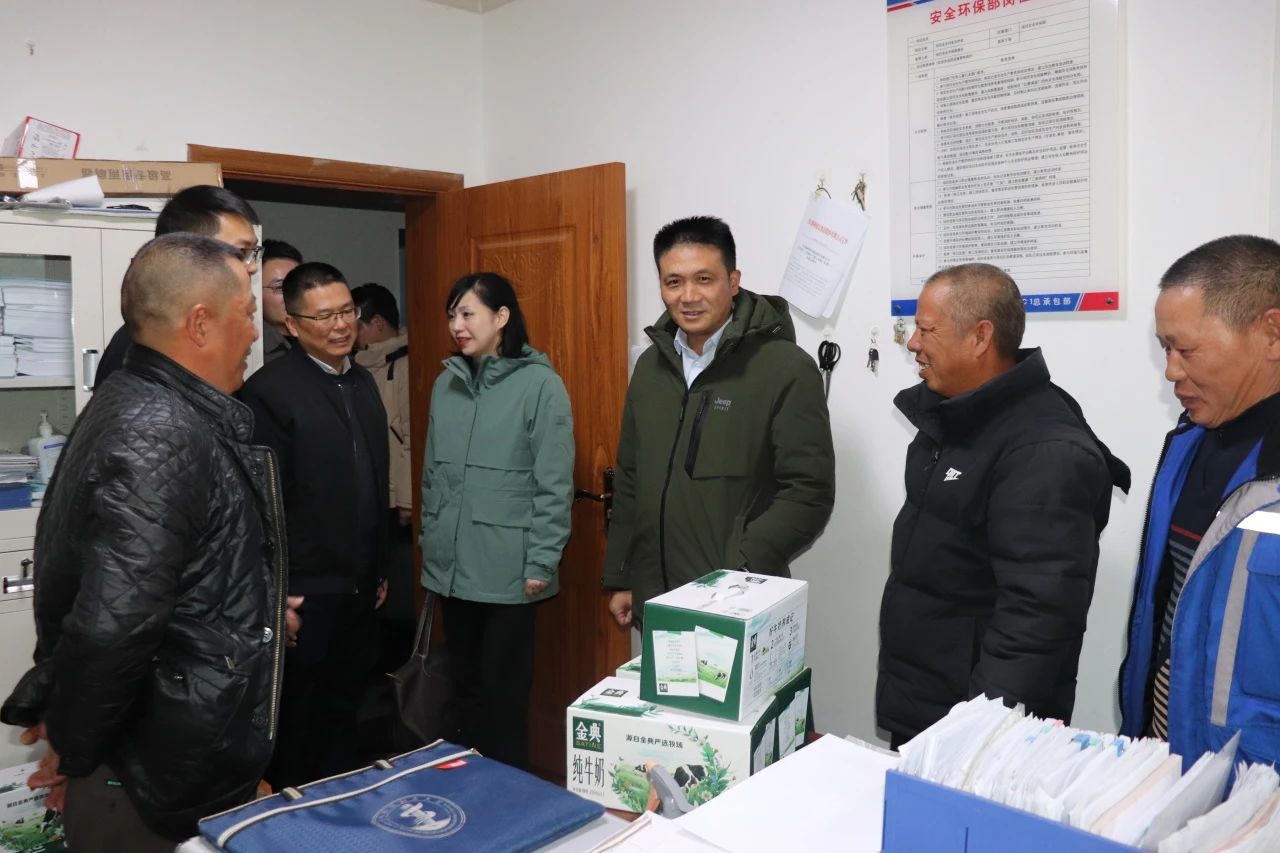 四川路橋黨委委員、董事、工會主席朱年紅赴川交公司項目一線開展“冬送溫暖”慰問活動
